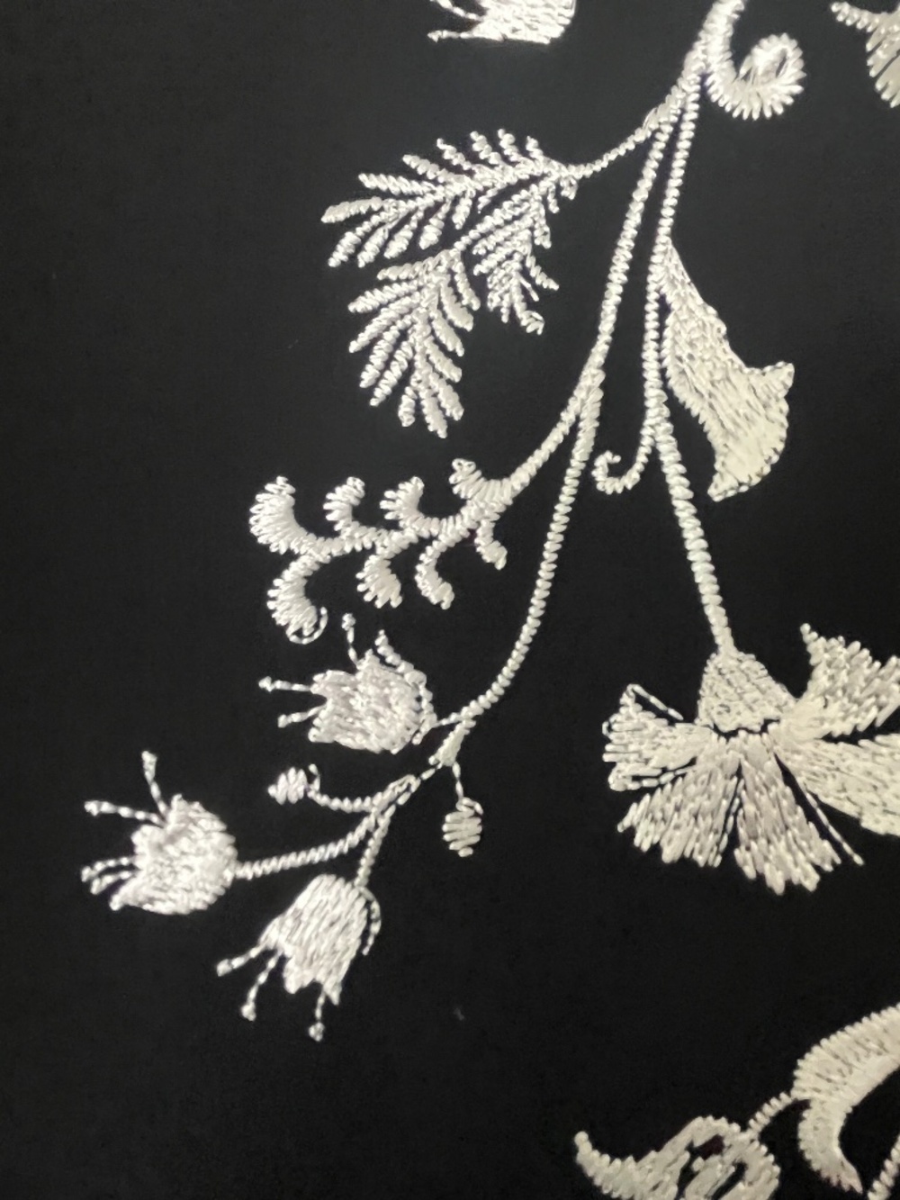 Cinq à Sept Black Gabrielle Floral Embroidered Blazer Sz 4 Quiet Luxury - Picture 4 of 11